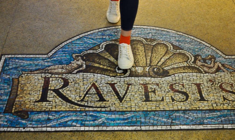 Hotel Ravesis pavement sign